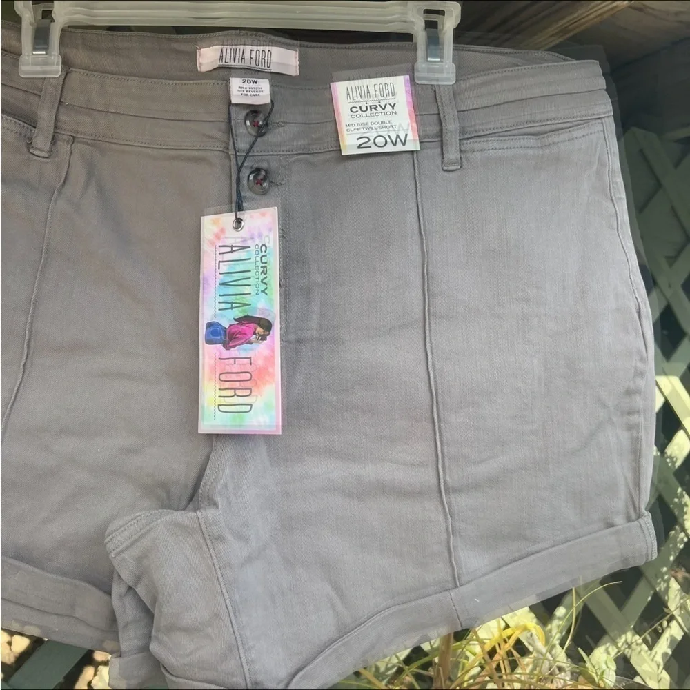 Women’s Curvy Mid Rise Double Cuff Summer Shorts Size 20W NWT - Picture 2 of 9